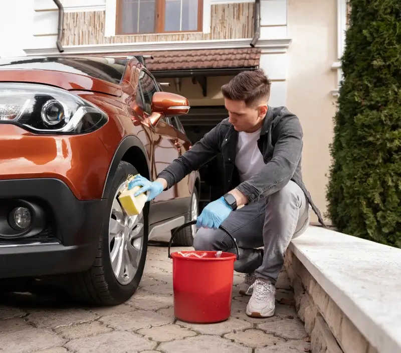 Lavage auto à domicile Guéhenno : professionnel intervenant sur un véhicule
